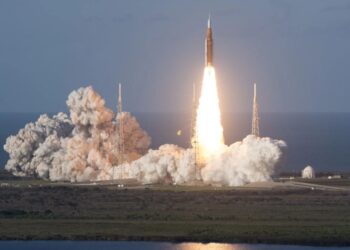 Cuatro astronautas iniciaron su viaje hacia la Luna, que rodearán antes de regresar a la Tierra en aproximadamente 10 días.