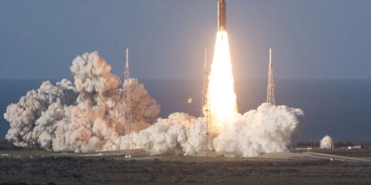 Cuatro astronautas iniciaron su viaje hacia la Luna, que rodearán antes de regresar a la Tierra en aproximadamente 10 días.