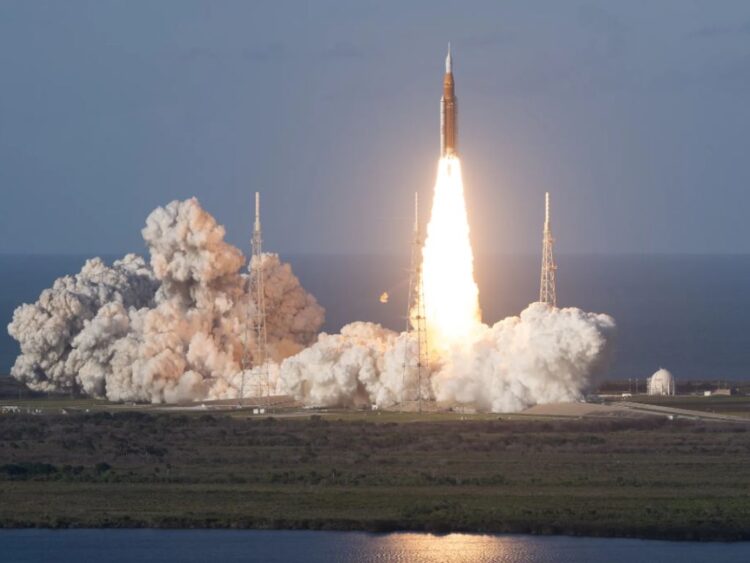 Cuatro astronautas iniciaron su viaje hacia la Luna, que rodearán antes de regresar a la Tierra en aproximadamente 10 días.