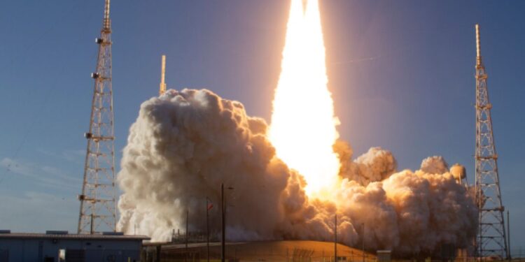 Despegue del cohete SLS de la misión Artemis II