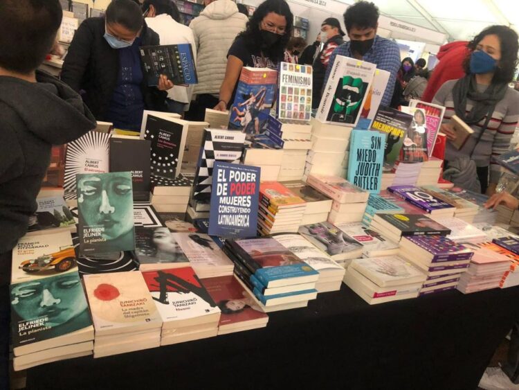 El libro es la única prueba de que el tiempo se puede detener, feliz día a mis libros