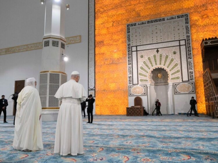 León XIV y Mohamed Mamoun Al Qasimi dentro de la Gran Mezquita de Argel (Djamaa el Djazaïr).