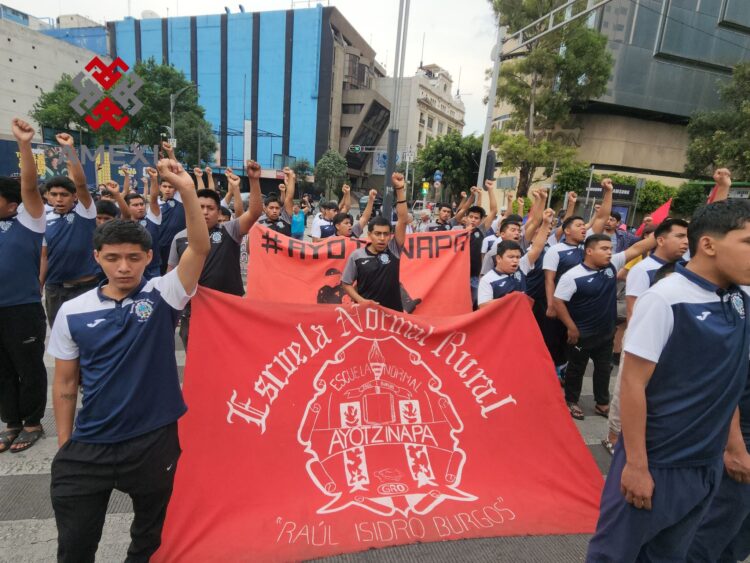 Estudiantes de la normal rural "Raul Isidro Burgos" acompañan a los padres y madres de los 43, en el 139 acción global por Ayotzinapa