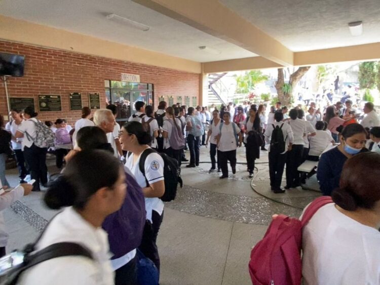 Estudiantes recuperan instalaciones de la facultad de Enfermería de la UAEM. AMEXI Foto David Monroy, corresponsal de Morelos