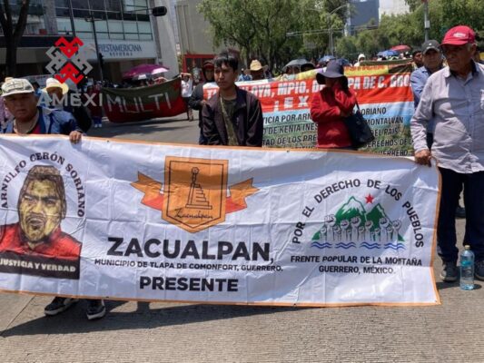Campesinos de la montaña de guerrero, integrantes del Frente Popular de la Montaña, marchan con UNIR en la CDMX