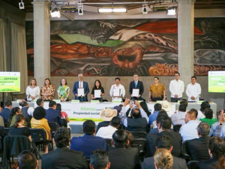 Firma del acuerdo para proteger la propiedad social de la tierra.