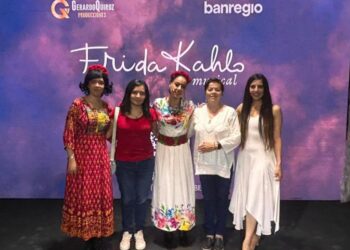 El elenco femenino de “Frida Kahlo: La vida de un ícono, El Musical” da vida a la artista con interpretaciones llenas de fuerza, sensibilidad y pasión sobre el escenario. | AMEXI/FOTO: Lilia Pérez