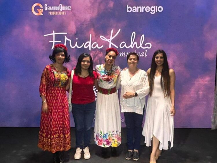 El elenco femenino de “Frida Kahlo: La vida de un ícono, El Musical” da vida a la artista con interpretaciones llenas de fuerza, sensibilidad y pasión sobre el escenario. | AMEXI/FOTO: Lilia Pérez