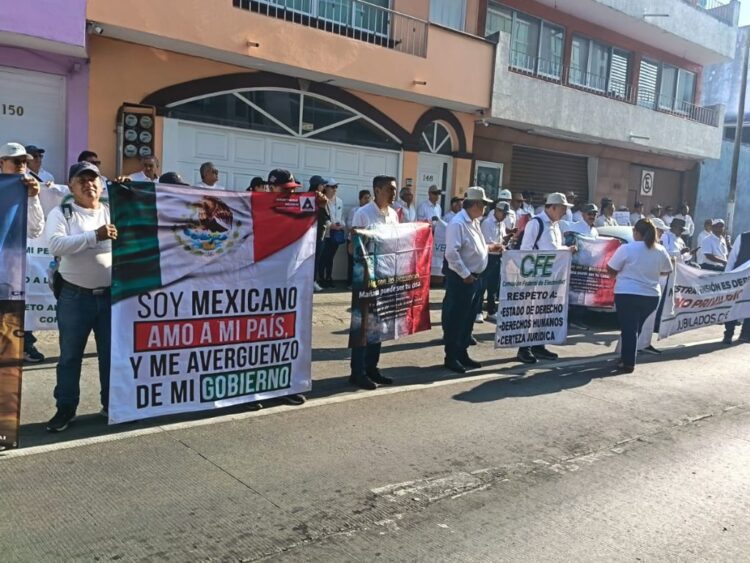 Protestan pensionados de CFE y Pemex en Veracruz