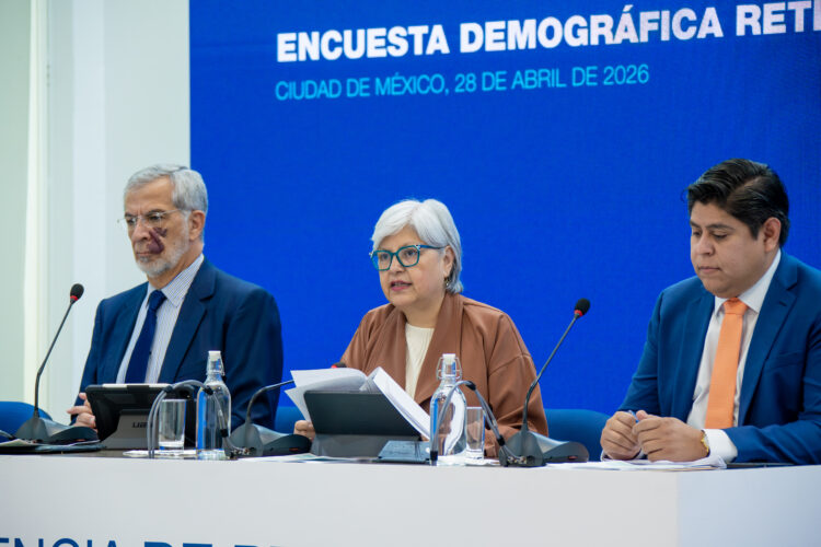 Jóvenes mexicanos retrasan salida del hogar, unión en pareja y tener hijos