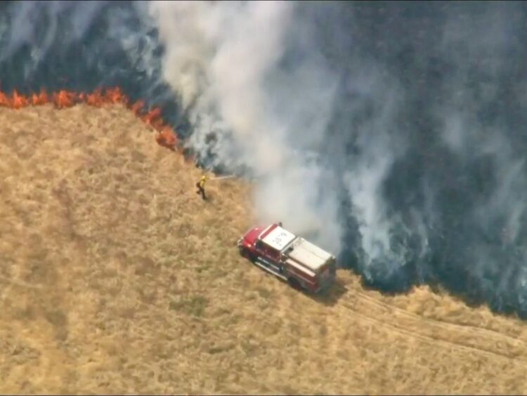 Incendio activa alarmas en el sur de California