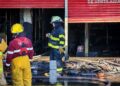 Incendio daña dos locales frente al Mercado Juárez en Toluca