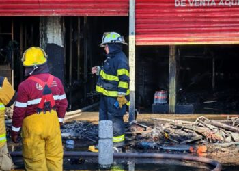 Incendio daña dos locales frente al Mercado Juárez en Toluca