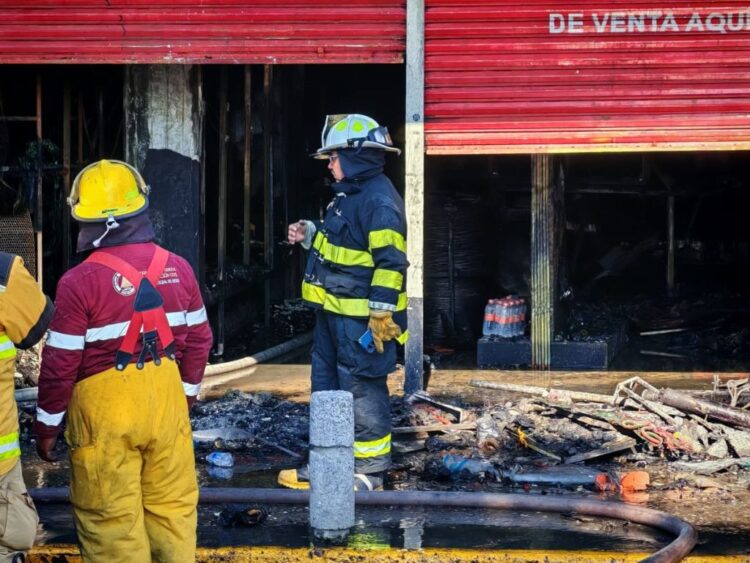 Incendio daña dos locales frente al Mercado Juárez en Toluca