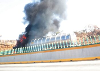 Incendio de una pipa de combustible en la autopista México-Puebla