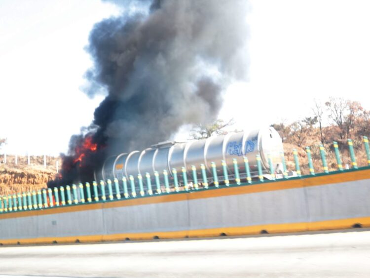 Incendio de una pipa de combustible en la autopista México-Puebla