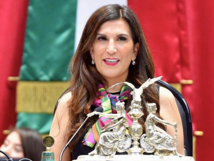 Kenia López. Propuesta crucial.