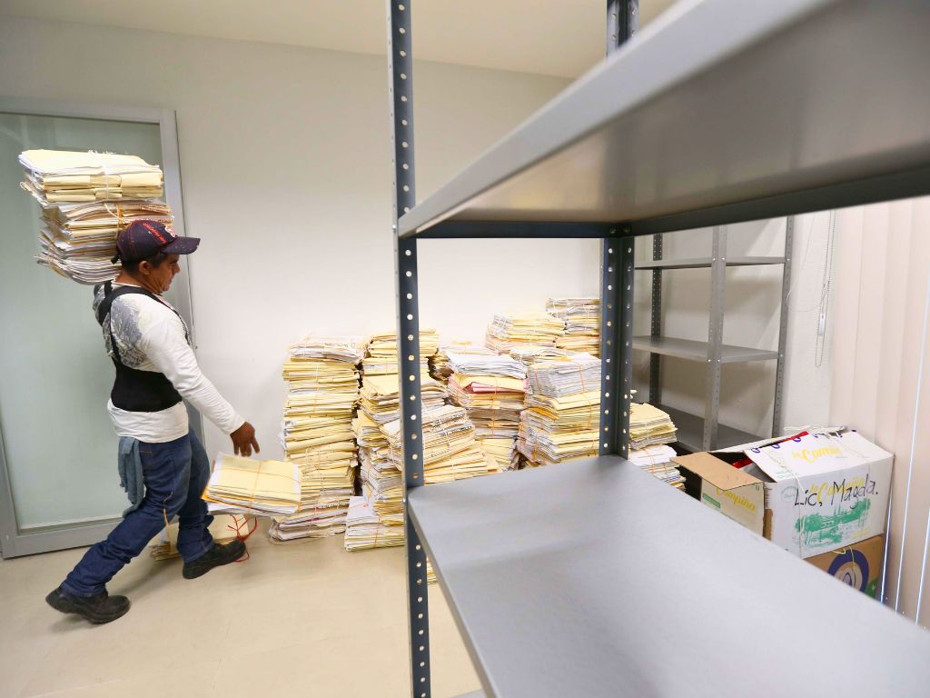 Las fiscalías enfrentan limitaciones de personal, coordinación y capacidades forenses en investigaciones de alto impacto.