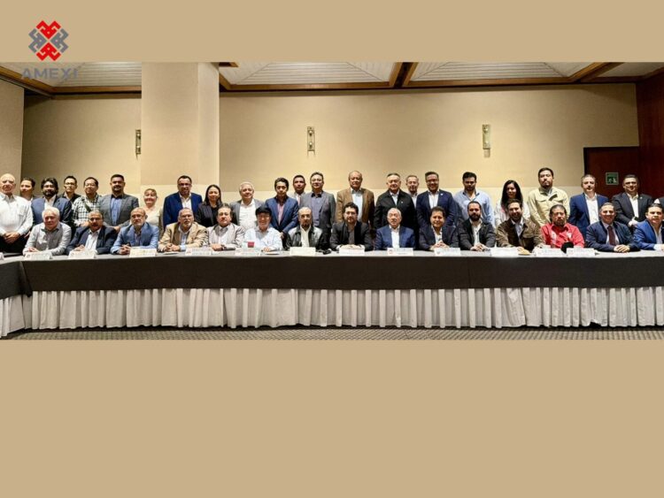 Reunión de líderes de centrales sindicales con el secretario del Trabajo, Marath Bolaños.