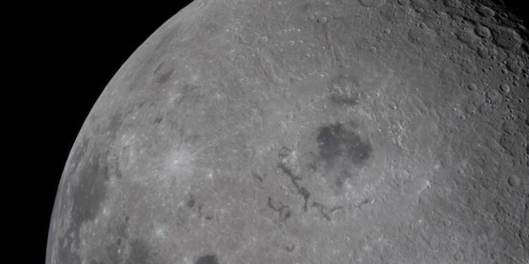 La cuenca Oriental de la Luna se aprecia como una mancha negra