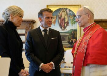 El presidente francés Emmanuel Macron u su esposa se reunieron hoy con el Papa León XIV