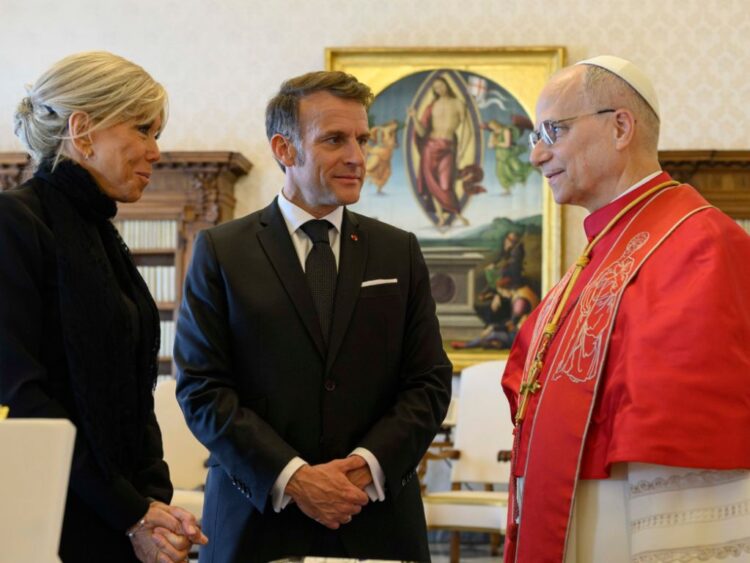 El presidente francés Emmanuel Macron u su esposa se reunieron hoy con el Papa León XIV