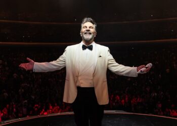 Manuel Mijares durante su espectáculo “Mijares Sinfónico” en el Auditorio Nacional, donde celebró 40 años de trayectoria. | AMEXI/FOTO: IG @oficialmijares