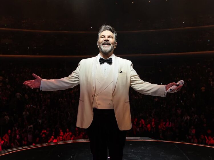 Manuel Mijares durante su espectáculo “Mijares Sinfónico” en el Auditorio Nacional, donde celebró 40 años de trayectoria. | AMEXI/FOTO: IG @oficialmijares