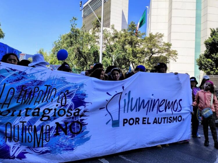 Movilización por el Día Mundial de Concienciación sobre el Autismo. AMEXI Foto Especial