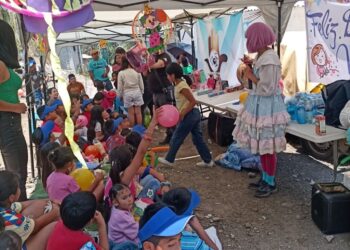 Niños del Cerro de La Estrella, en Iztapalapa, reciben juguetes de la alcaldía Benito Juárez. AMEXI foto cortesía Observatorio de Gestión y Atención Ciudadana