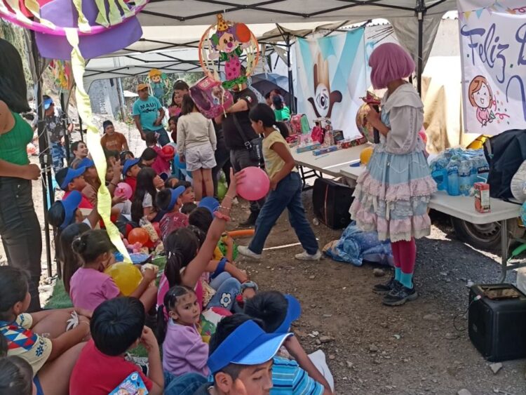Niños del Cerro de La Estrella, en Iztapalapa, reciben juguetes de la alcaldía Benito Juárez. AMEXI foto cortesía Observatorio de Gestión y Atención Ciudadana