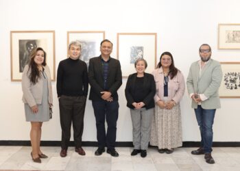 Exposición de piezas tradicionales filipinas en la Galería Manuel Felguérez de la UAM, que muestra artesanías como textiles, cerámica y tallados en madera.