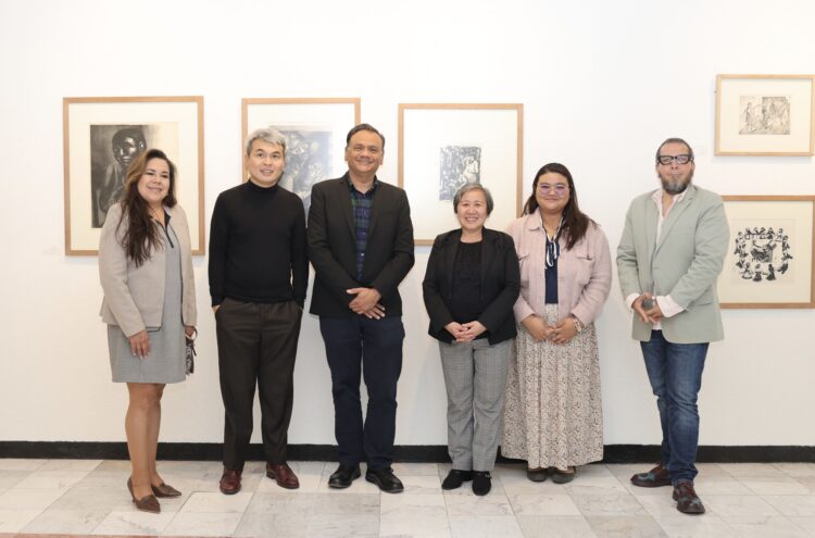 Exposición de piezas tradicionales filipinas en la Galería Manuel Felguérez de la UAM, que muestra artesanías como textiles, cerámica y tallados en madera.
