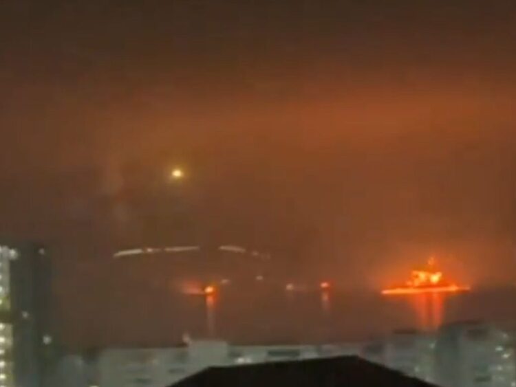 Llamas en el Consorcio del Oleoducto del Caspio, en el puerto de Novorossiysk, en Rusia.