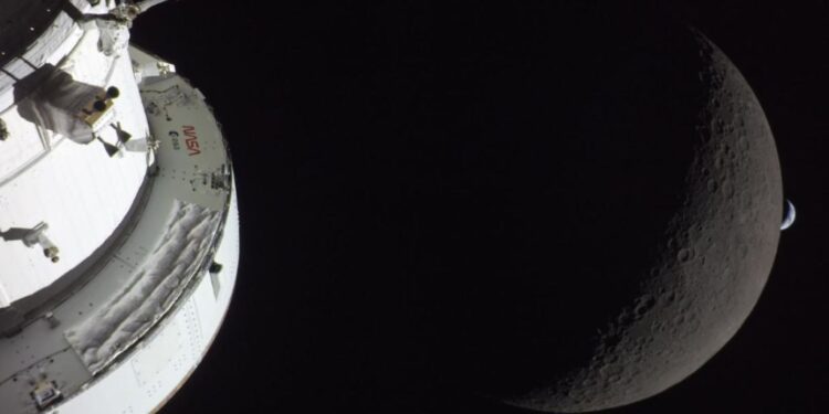 La nave Orión, la Luna y la Tierra en una sola imagen,