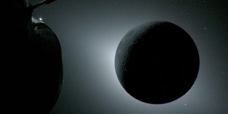 Una parte de la nave Orión (a la izquierda), la Luna a oscuras y el Sol desde atrás, durante un eclipse solar, en el espacio sideral.