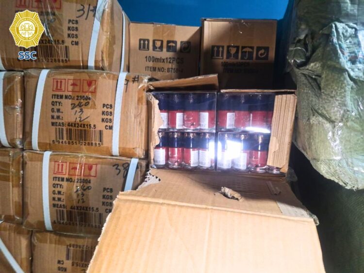 Parte de la mercancía árabe ilegal decomisada en el Centro Histórico de la CDMX