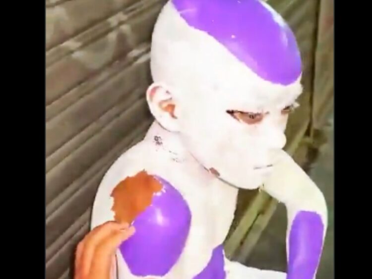 Madre desesperada intenta quitar pintura de látex blanca de la cara de su hijo tras un error en un disfraz escolar.