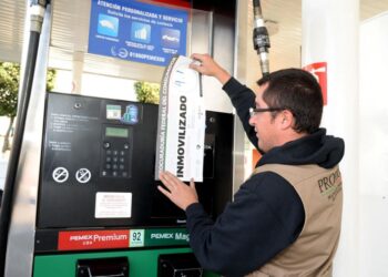 Gasolinas. Personal de Profeco inmoviliza bombas de gasolina por altos precios. AMEXI Foto Profeco
