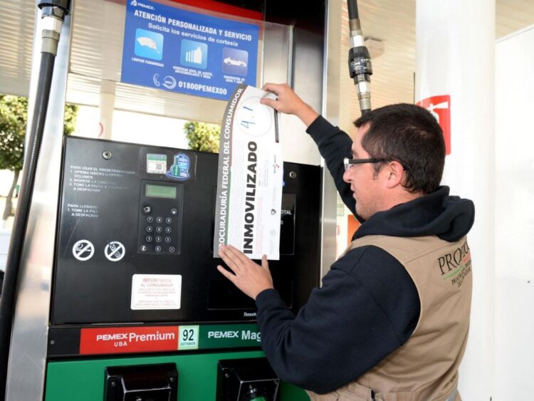 Gasolinas. Personal de Profeco inmoviliza bombas de gasolina por altos precios. AMEXI Foto Profeco