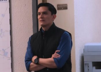 Quetzalli Cortés caracterizado como Iván Mondragón “Mondra”, el incómodo personaje de “La Oficina”. | AMEXI/FOTO: IG @quetzallicortes