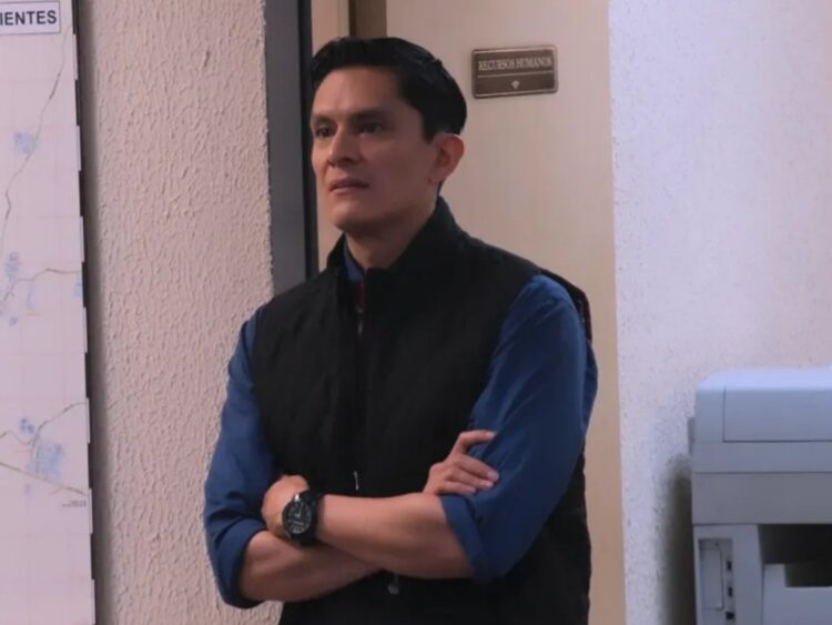 Quetzalli Cortés caracterizado como Iván Mondragón “Mondra”, el incómodo personaje de “La Oficina”. | AMEXI/FOTO: IG @quetzallicortes