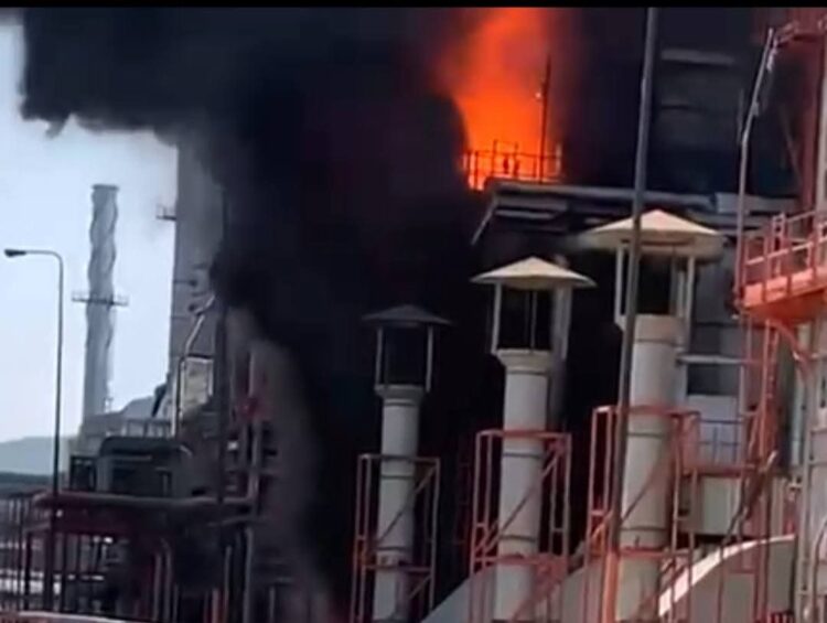Reportan bajo control incendio en refinería Tula, Hidalgo; Pemex dice que fue un “incidente menor”