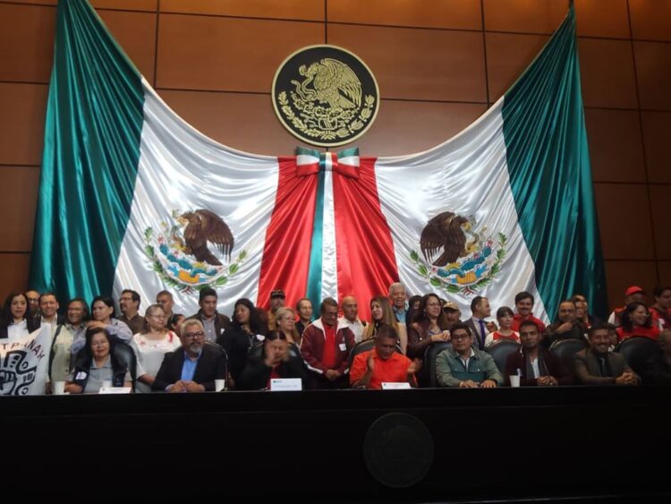 Representantes de 13 sindicatos de instituciones de educación, ciencia, tecnología y cultura en el foro “México como Potencia Científica y Tecnológica” en la Cámara de Diputados. AMEXI Foto Florentino López