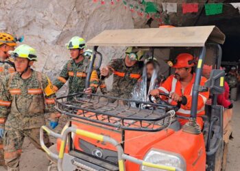 Rescatan con vida a minero tras 14 días atrapado en Sinaloa