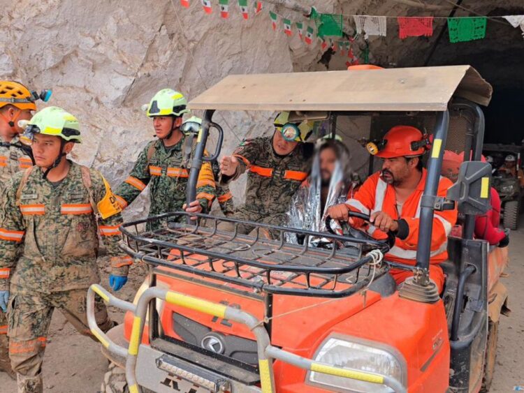 Rescatan con vida a minero tras 14 días atrapado en Sinaloa