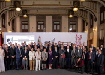 Sheinbaum pacta con empresarios mantener la canasta básica en $910