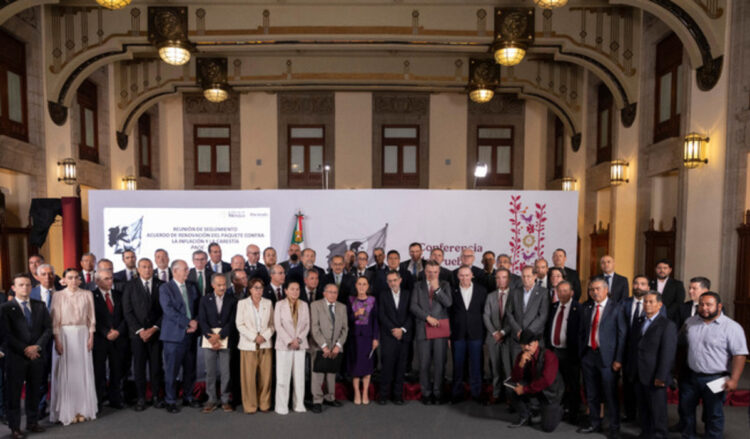 Sheinbaum pacta con empresarios mantener la canasta básica en $910