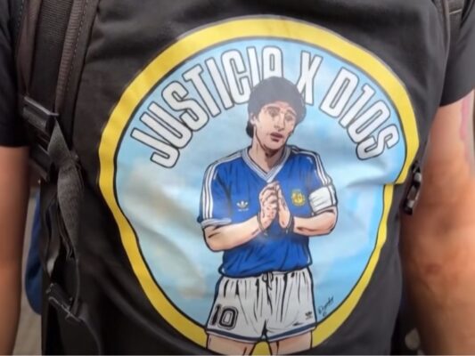 Seguidores exigen justicia para Diego Armando Maradona.