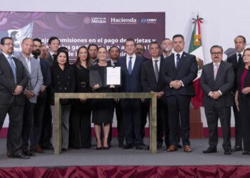 Sheinbaum y representantes de bancos firman convenio para bajar comisiones por pago de gasolina con tarjeta y vales. AMEXI Foto Presidencia